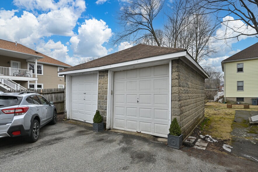 Building Photo - 37 Everett St