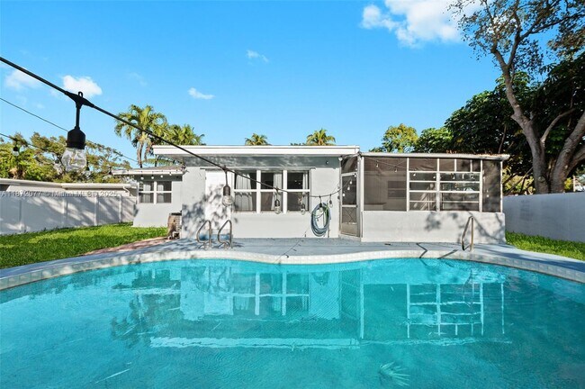 Building Photo - 3812 N Circle Dr