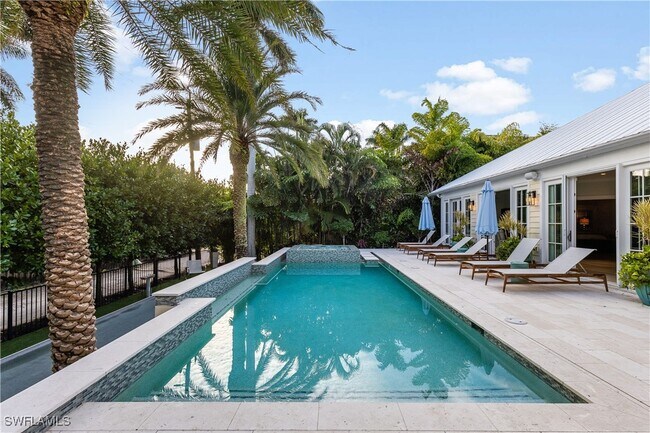 Building Photo - 154 4th Ave N