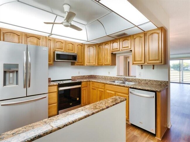 Building Photo - 4701 Martinique Dr