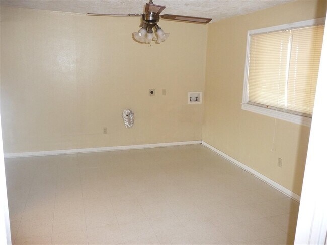 Building Photo - 2211 NW Crosby Ave