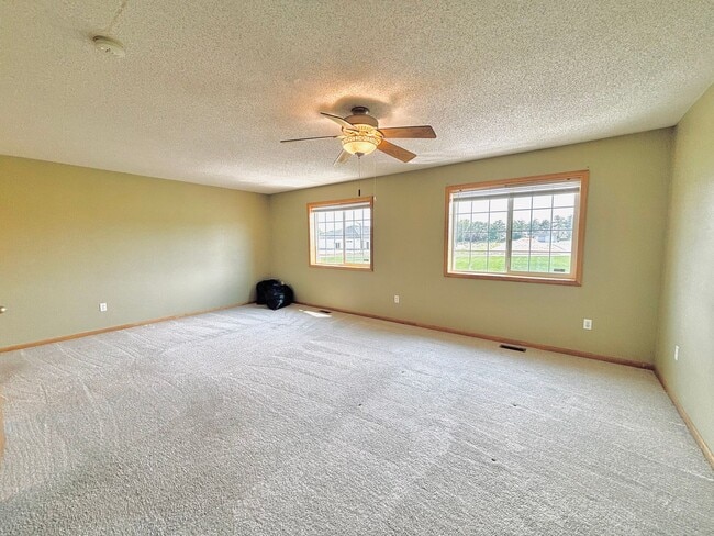 Building Photo - Spacious 3bed Townhome in Coon Rapids.  FI...