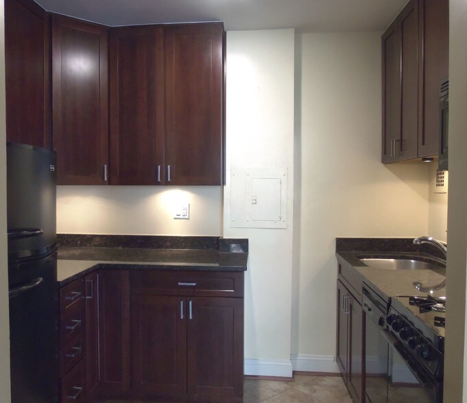 updated kitchen - 1021 Arlington Blvd