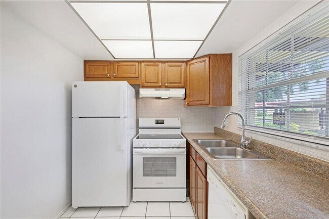 Building Photo - 1701 Pinehurst Rd