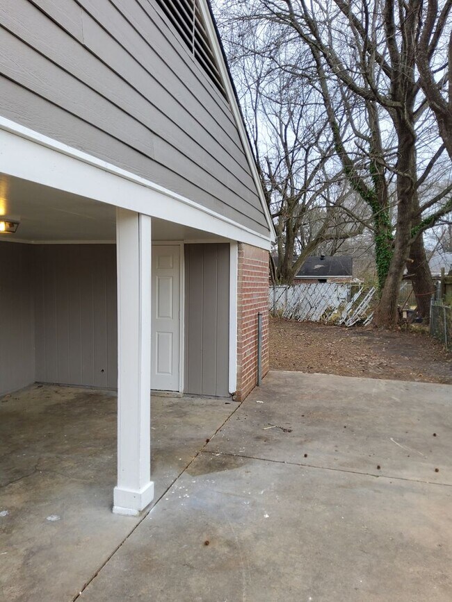 Building Photo - 3145 Briarwood Dr