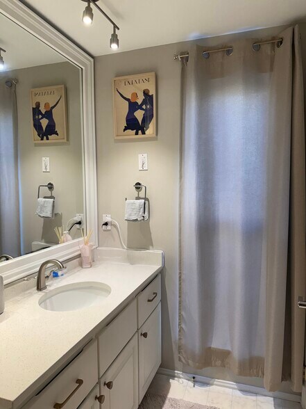 2nd en-suite bathroom (full bath) - 728 N 94th St