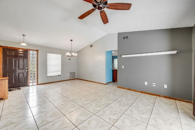 Building Photo - Beautifully updated Pool Home