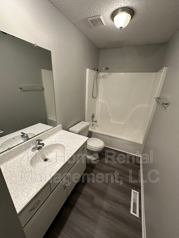 Building Photo - 506 A Skyvue Dr