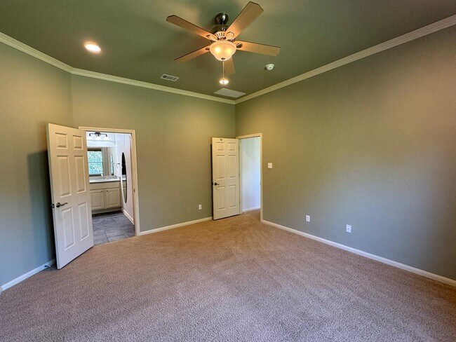 Building Photo - 9820 Savannah Ridge Dr