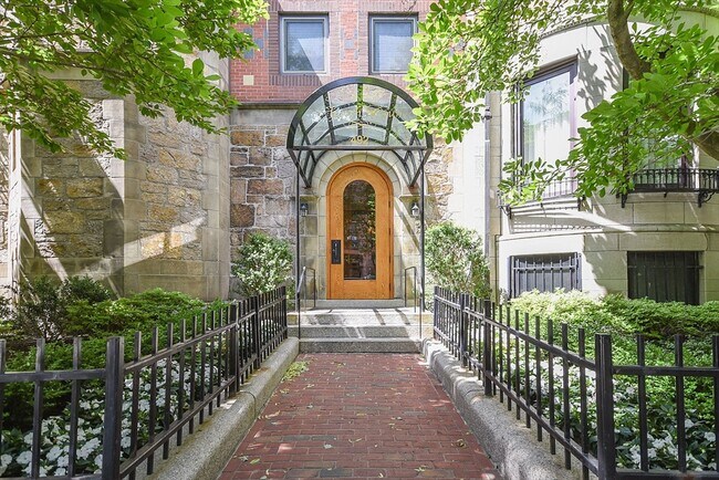 Building Photo - 492 Beacon St
