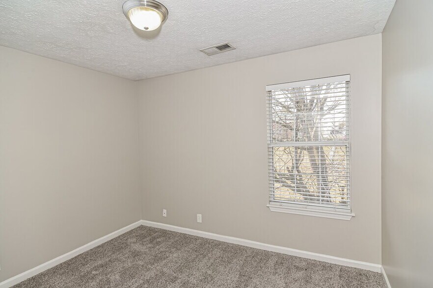 Building Photo - 2813 Louise Russell Dr