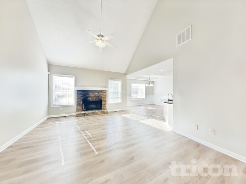 Building Photo - 930 Willow Hollow Dr