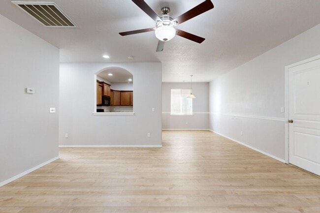 Building Photo - Beautifully maintained 3 bedroom 2.5 bath home