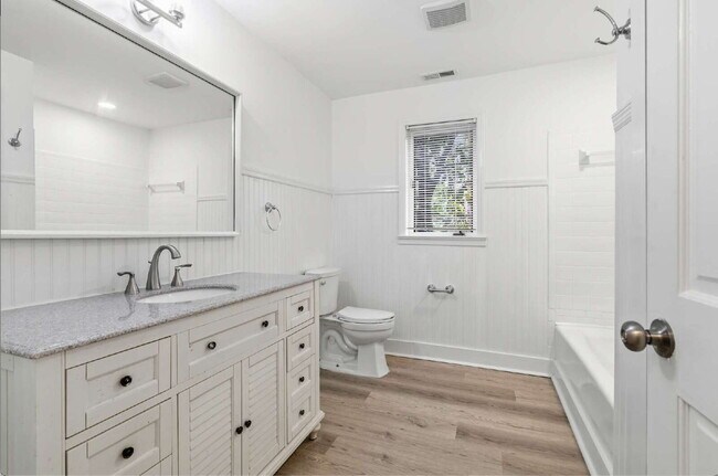 Building Photo - Two Bedroom Duplex with Bonus Room in Chapel Hill