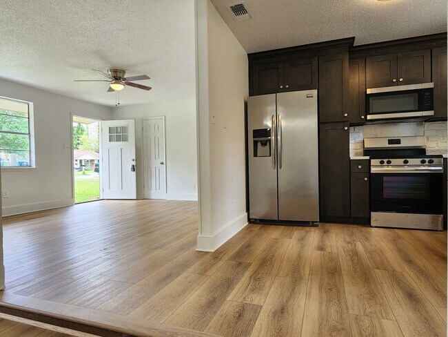 Building Photo - Stunning 4 bedroom, 2 bathroom home locate...