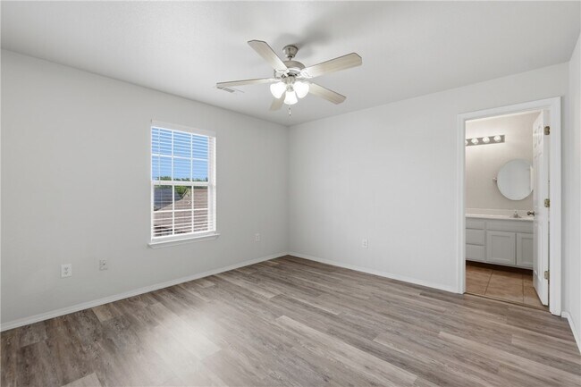 Building Photo - 3402 SW Windrift Ave