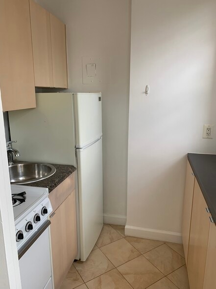 galley kitchen - 1111 Arlington Blvd