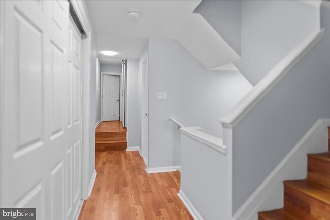 Building Photo - 1228 E Eager St