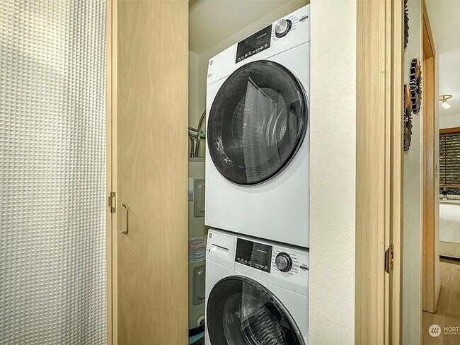 Building Photo - "Charming 1-Bedroom Haven in Seattle's Vibrant West Seattle Neighborhood!"