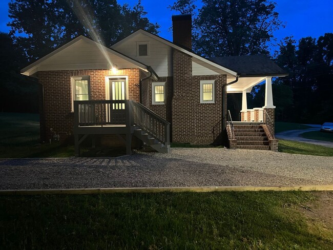Building Photo - "Character Revived" Etowah Home and Guest ...