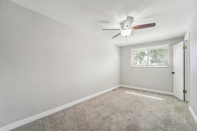 Building Photo - 374 Gladiola St