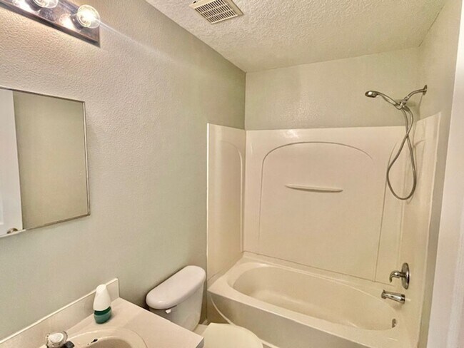 Building Photo - Sanford - 4 Bedroom, 2 Bathroom - $2,395.00