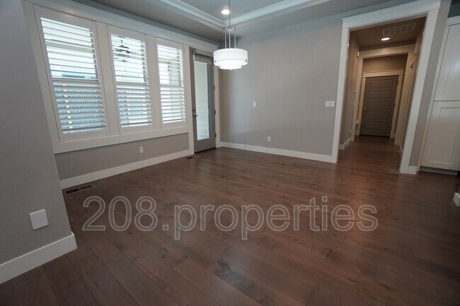 Building Photo - 407 W Pavilion Ln