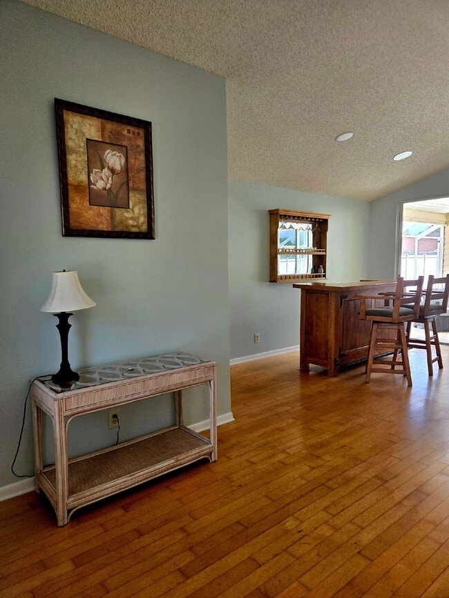 Building Photo - 4/2 Pool Home with pool service included