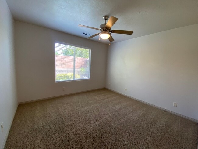 Building Photo - SPACIOUS HOME FOR RENT!