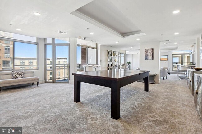 Building Photo - Luxury Fully Furnished 2BR/2BA Corner Cond...