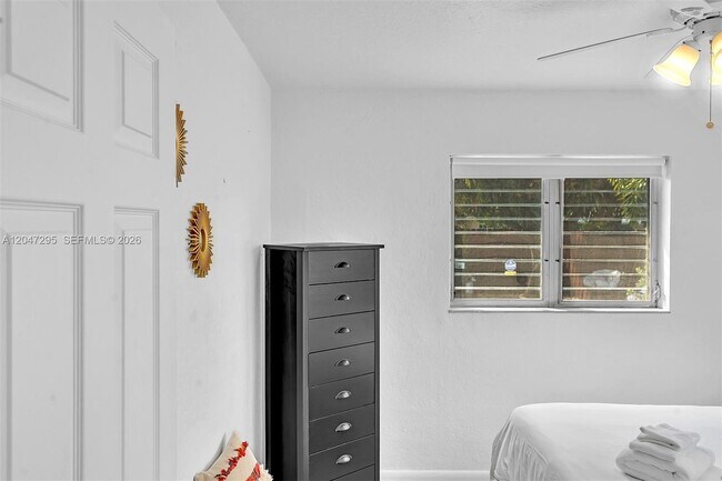 Building Photo - 4633 SW 28th Ave