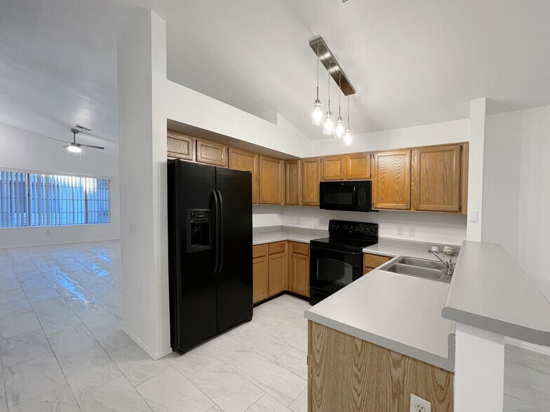 Building Photo - 1120 N Val Vista Dr