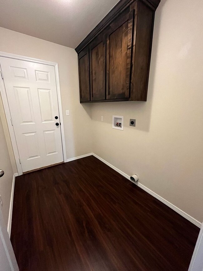 Building Photo - Paved Road/Cozy Home/Convenient location