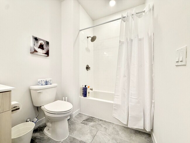 Building Photo - 501 N Perth St