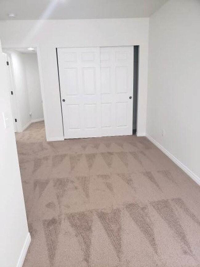 Building Photo - Down Town Tacoma Condo/Town House! Gas Lam...