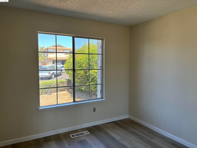 Building Photo - 912 Coyote Ct