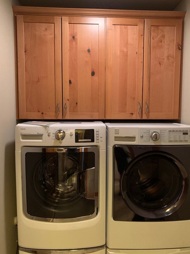 Building Photo - Fully Furnished Home is NE Bend Short Term Rental