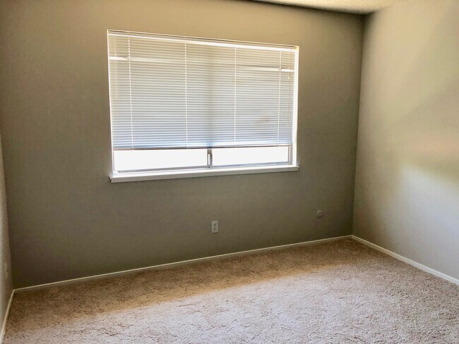 Building Photo - $1,350 Marks & Shaw 2 Bedroom Townhouse, c...