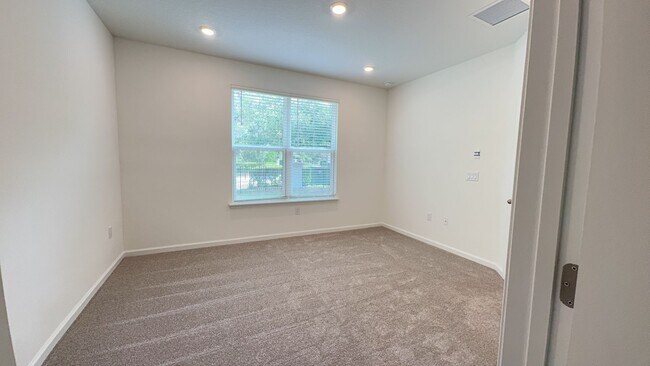 Building Photo - Luxury 3 Bedroom 2.5 Bath 2 car garage Townhome in the Gated Community of the Hammock
