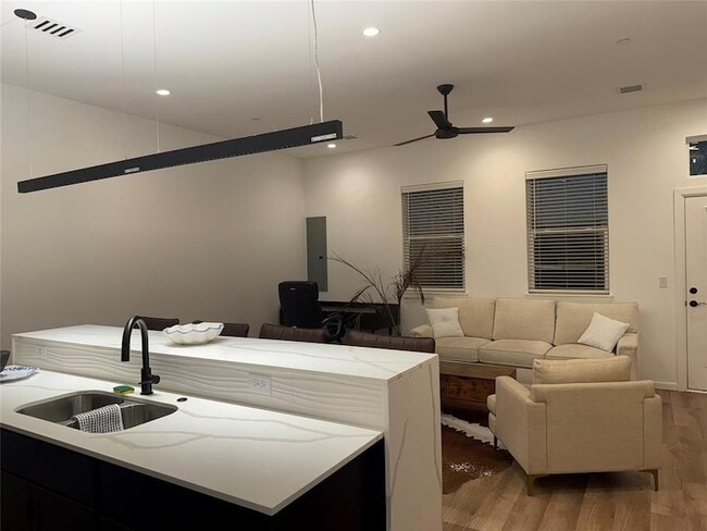 Building Photo - 573 S Fretz Ave