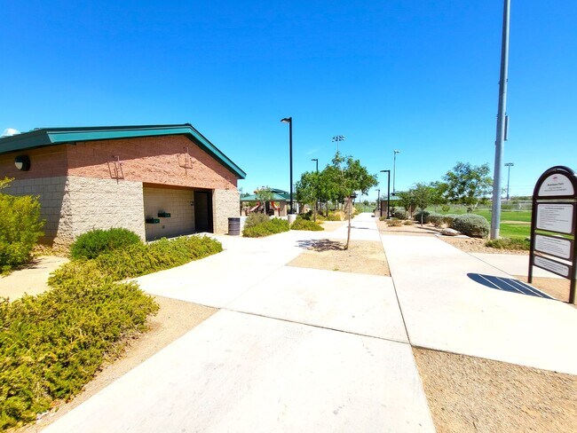 Building Photo - 4 Bedroom House with Community Pool, Baseb...