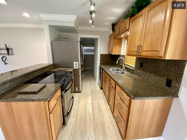 Building Photo - 9457 SW 51st Pl