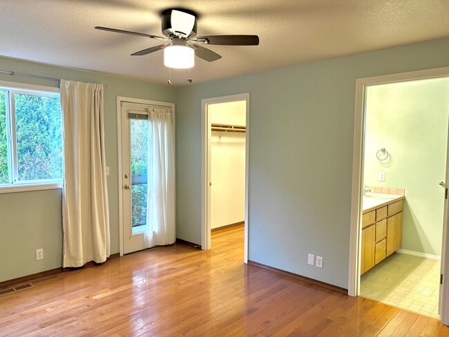 Building Photo - Spacious Ranch Style Home w/ private patio and yard, 2 car garage and vaulted ceilings