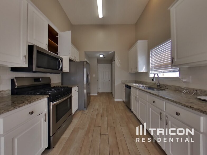 Building Photo - 7009 Glen Valley Way