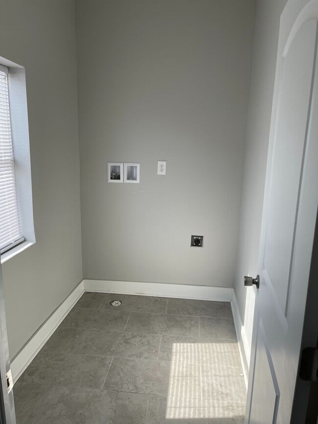 Building Photo - 117-119 Innis