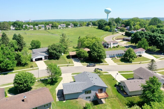 Building Photo - 624 Meadow Run Dr SW