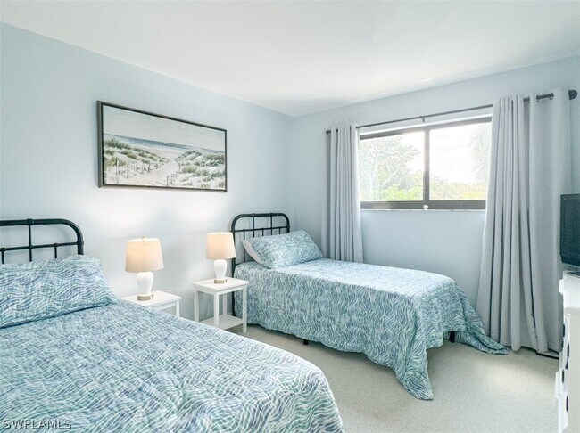 Building Photo - 788 Park Shore Dr