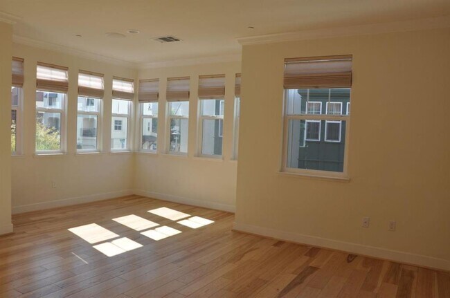Building Photo - 2842 Catalino St