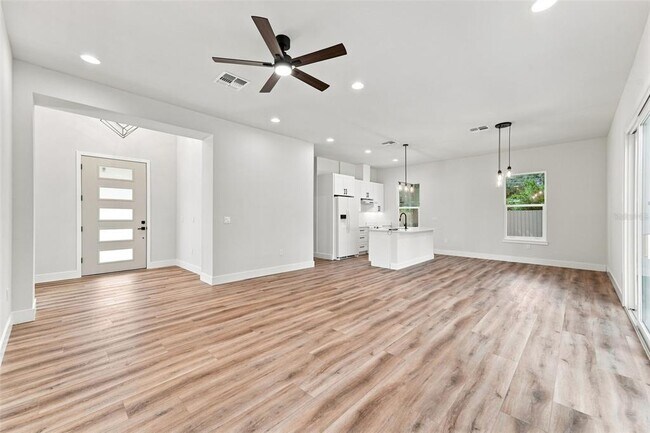 Building Photo - 561 N Thompson Rd