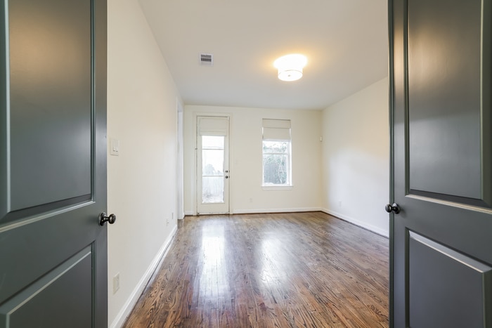 Building Photo - 2207 Hilshire Glen Ct